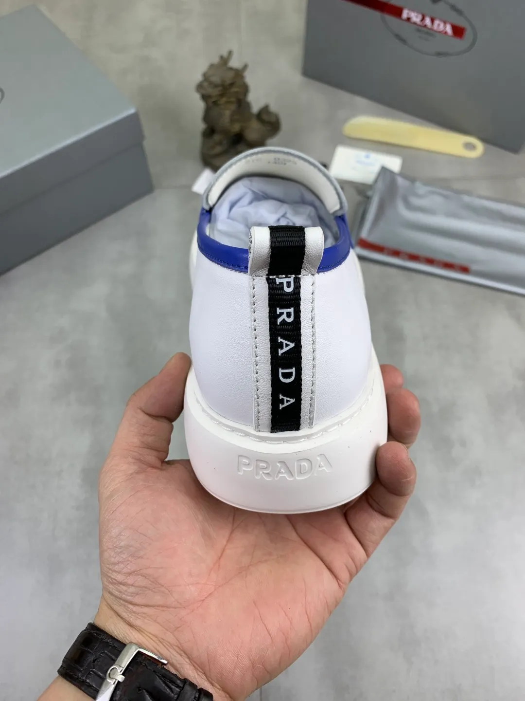 Men's Men's Shoes 💰P560 💰【New Style】 The latest model of high-quality PRADA classic men's shoes has been launched on the official website in 1:1 copy, synchronized in Hong Kong and on the same catwalk; all made of calfskin➕imported cowhide lining, 🍡🍡original rubber outsole, non-slip and wear-resistant; comfortable on the feet, attractive style, fine workmanship, and simple and neat shoe lasts, showing the courage and toughness of men, 👍sizes 38 to 44 (45 can be customized) black and white Blue color🉑️choose